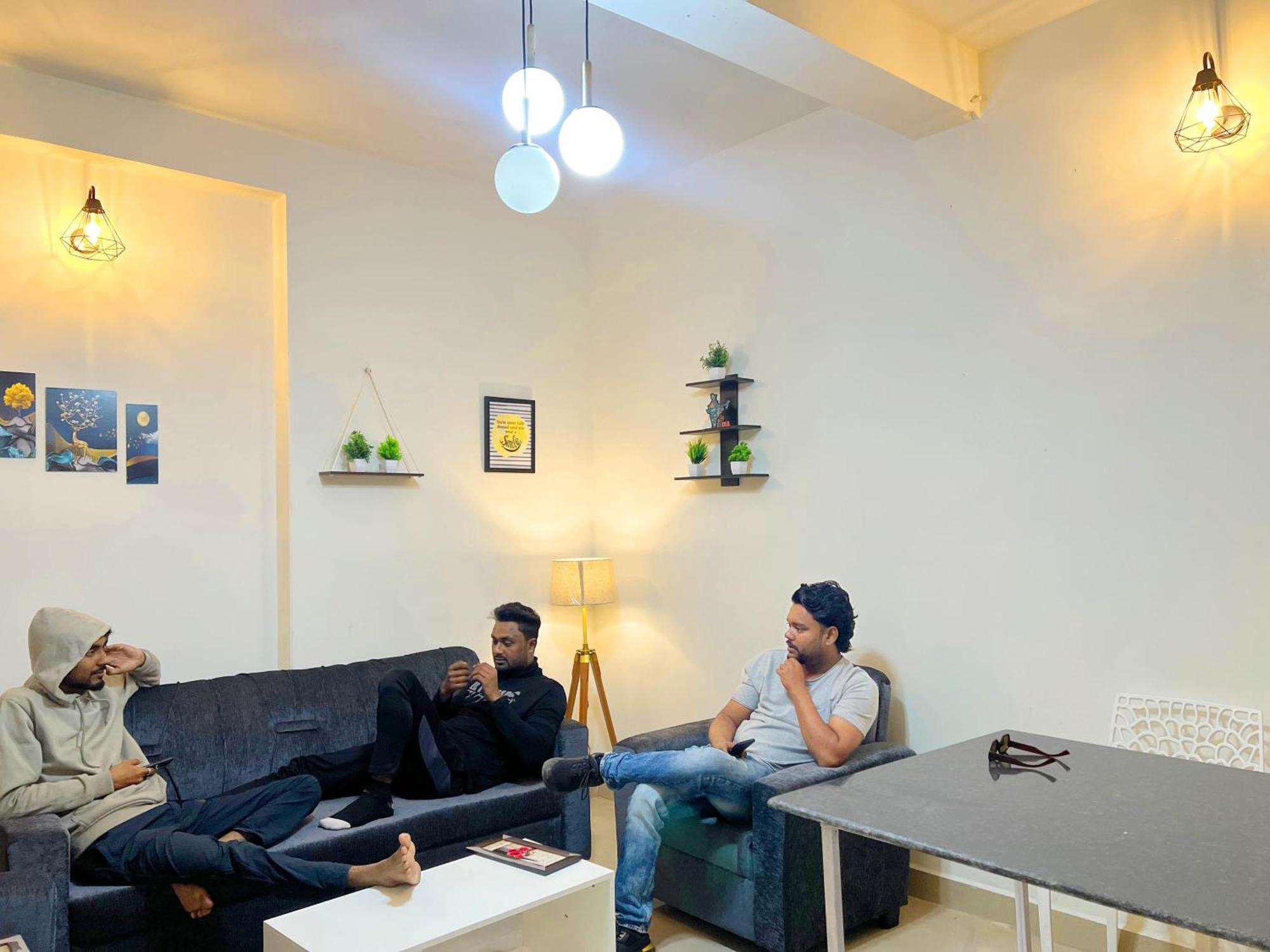 Nomad'S Nest Backpackers Hostel Гувахати Экстерьер фото